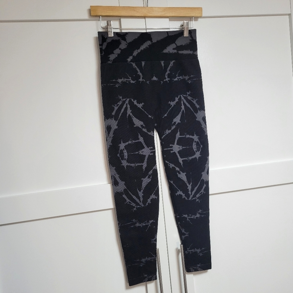 ✨️3 For $30✨️Seamless Leggings - Black & Grey (M)